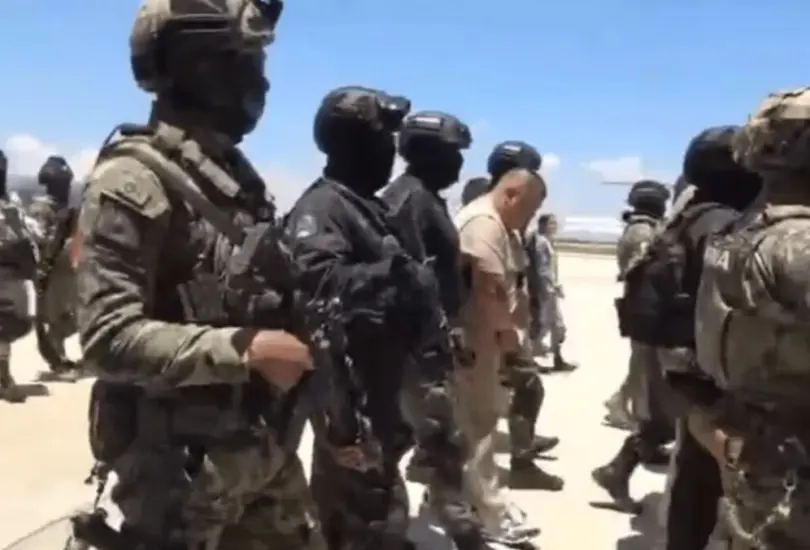 Así fue el traslado de 26 narcos por autoridades mexicanas. Así fue el traslado de 26 narcos por autoridades mexicanas.