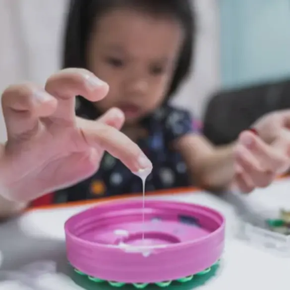 Estos son los mejores pegamentos líquidos escolares, según Profeco