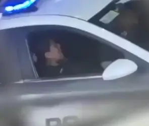 Falso que sentenciaron a seis años de prisión a quien difundió video íntimo de policías en patrulla