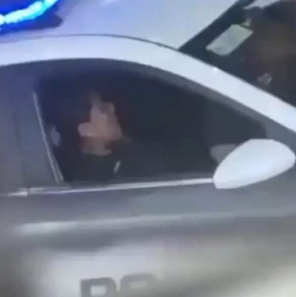 Falso que sentenciaron a seis años de prisión a quien difundió video íntimo de policías en patrulla
