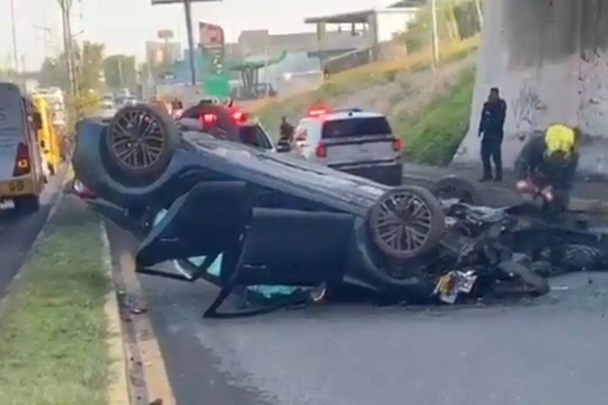  El automóvil cayó desde la autopista y terminó con las cuatro llantas hacia arriba, 