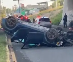 ¡Milagro! Conductor sobrevive tras caer con su Cupra desde puente en México-Puebla