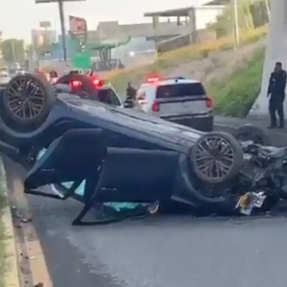 ¡Milagro! Conductor sobrevive tras caer con su Cupra desde puente en México-Puebla