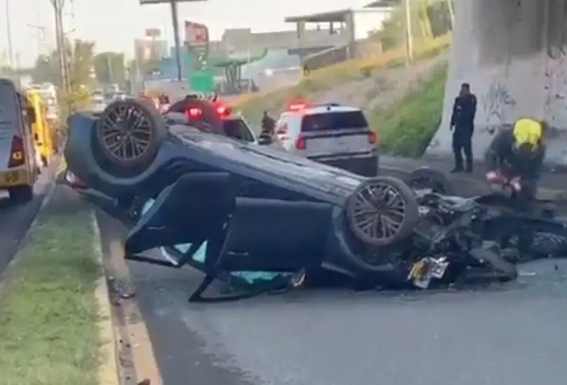 El automóvil cayó desde la autopista y terminó con las cuatro llantas hacia arriba,