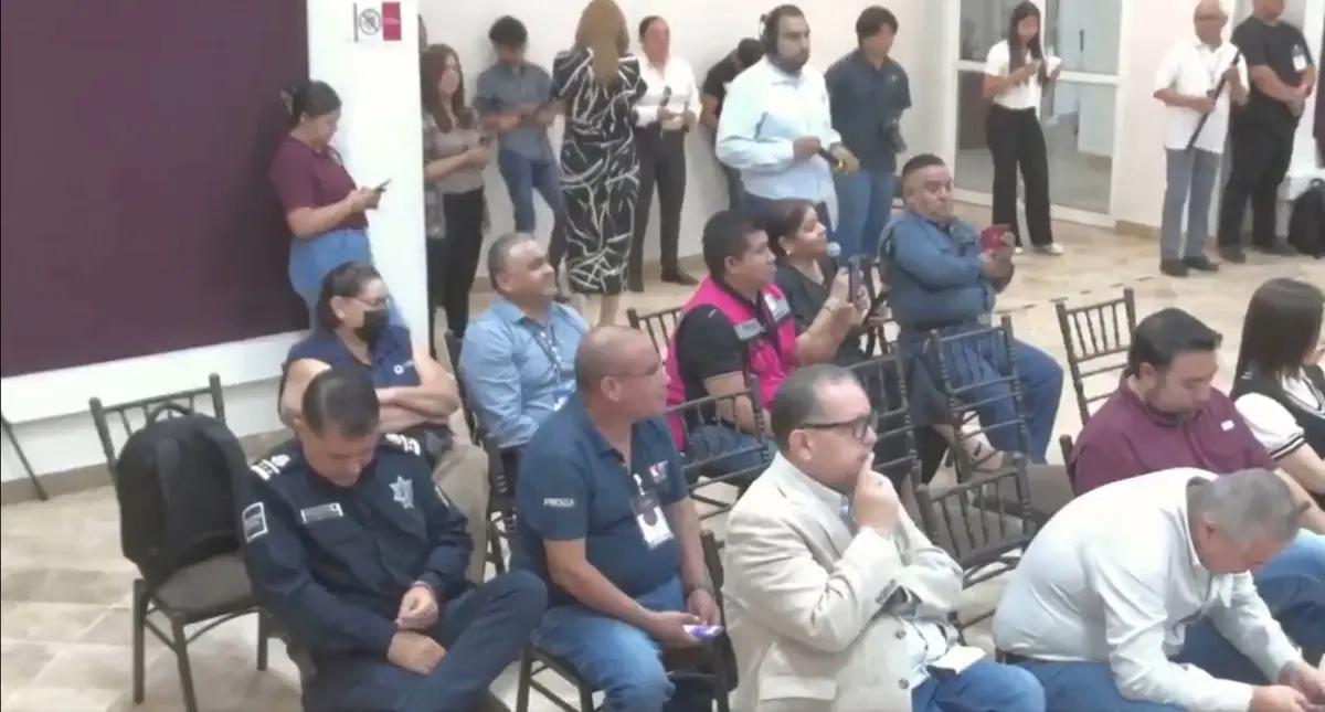 El suceso ocurrió durante la conferencia matutina del alcalde. Captura de pantalla.