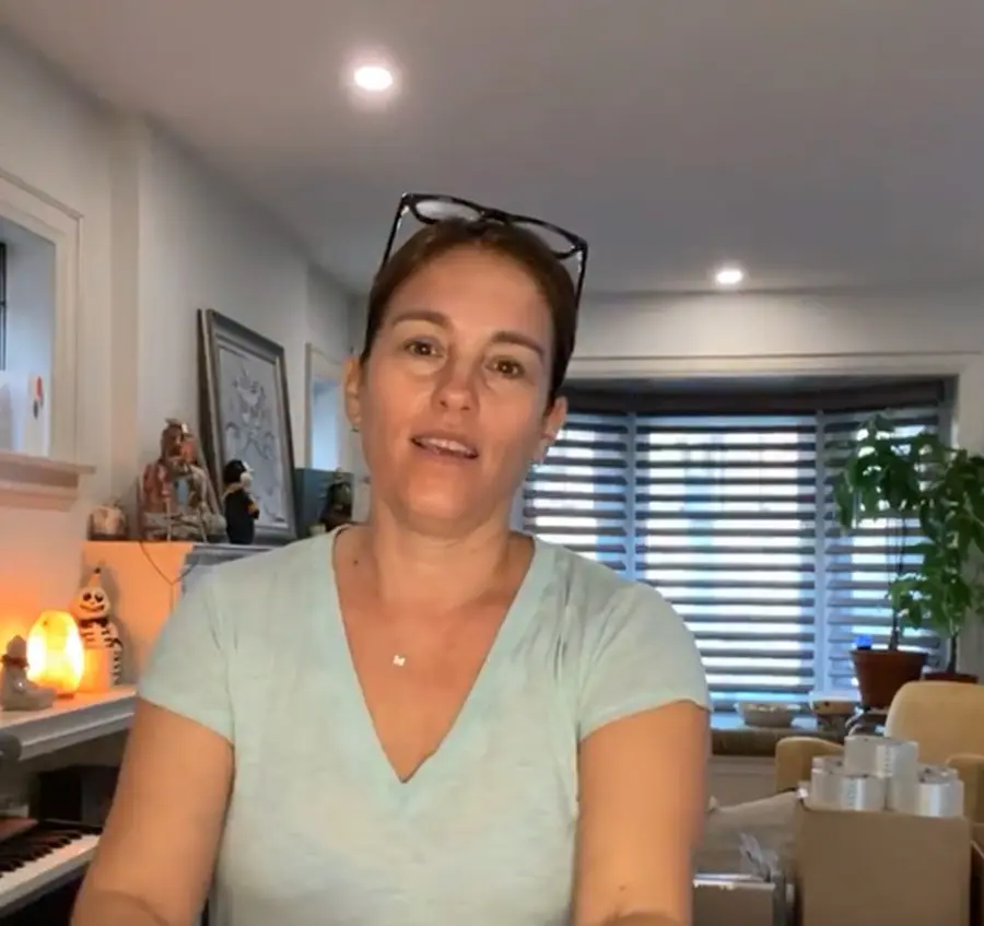 Tiene 54 años y una hija. Ha seguido trabajando como actriz en series como "Felicity" y "Flashpoint".