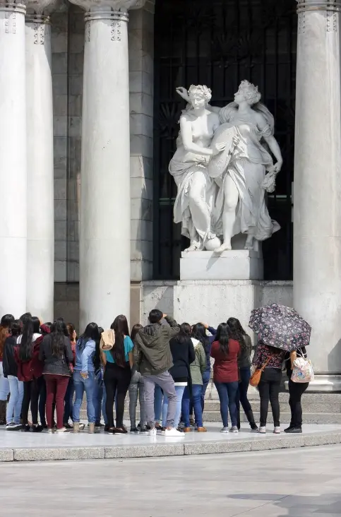Este imponente recinto de estilo art decó, ubicado junto a la Alameda Central, ha sido testigo de grandes espectáculos, exposiciones y momentos históricos. Palacio de Bellas Artes.