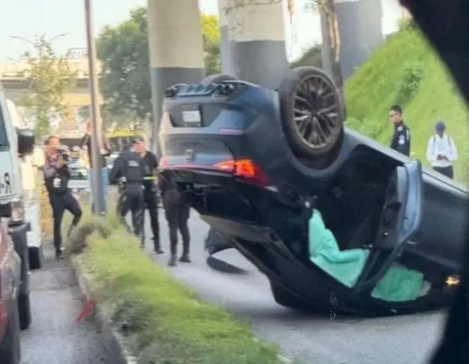 Cae automóvil de puente en la autopista México-Puebla Especial
