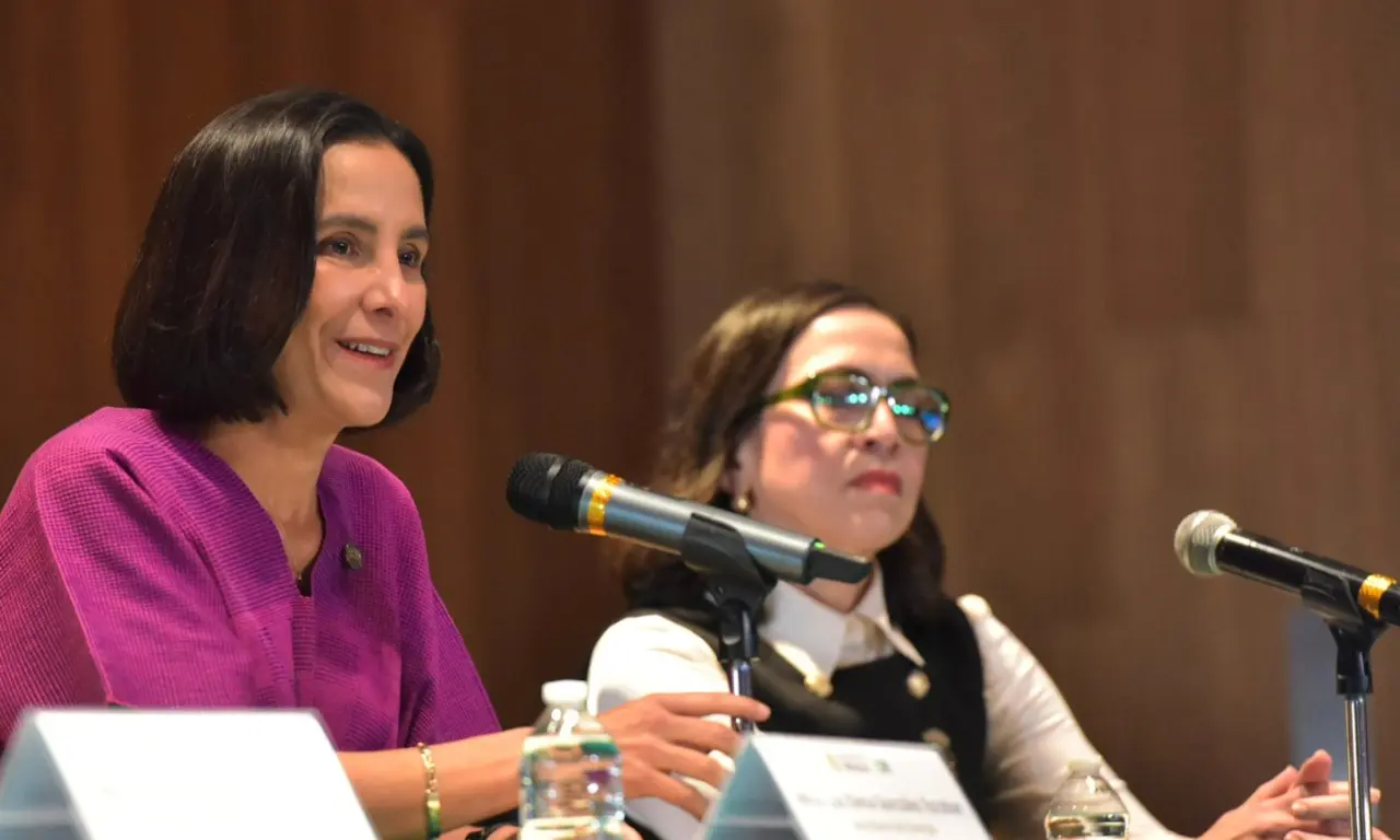  Luz Elena González y Emilia Calleja, directora de CFE. 