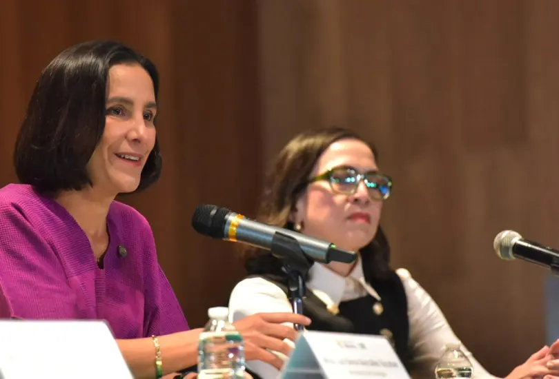 Luz Elena González y Emilia Calleja, directora de CFE.