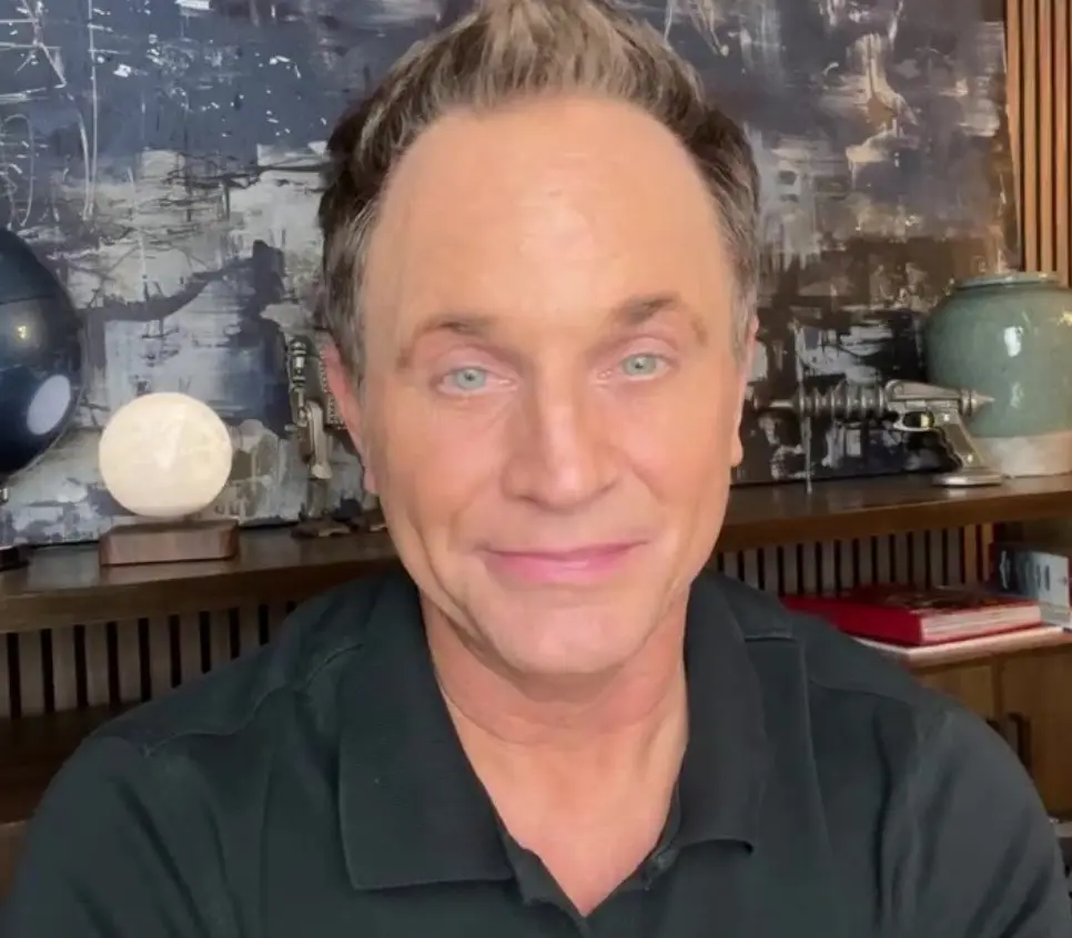 A sus 56 años, ha desarrollado su carrera detrás de cámaras como productor en televisión.