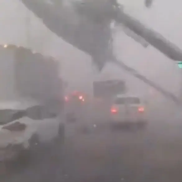 Captan momento exacto de la caída de espectacular sobre un auto en Tlalnepantla