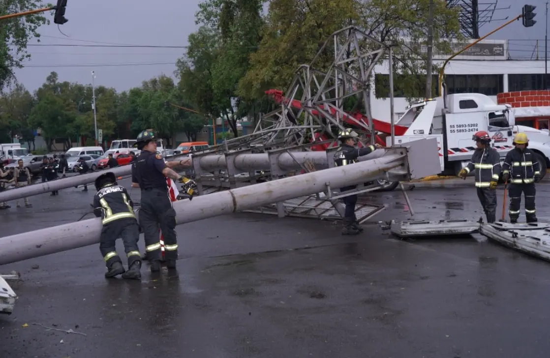 Tras el desplome, elementos de Protección Civil y Gestión Integral de Riesgos acordonaron el área para evitar accidentes adicionales. Gestión Integral de Riesgos.