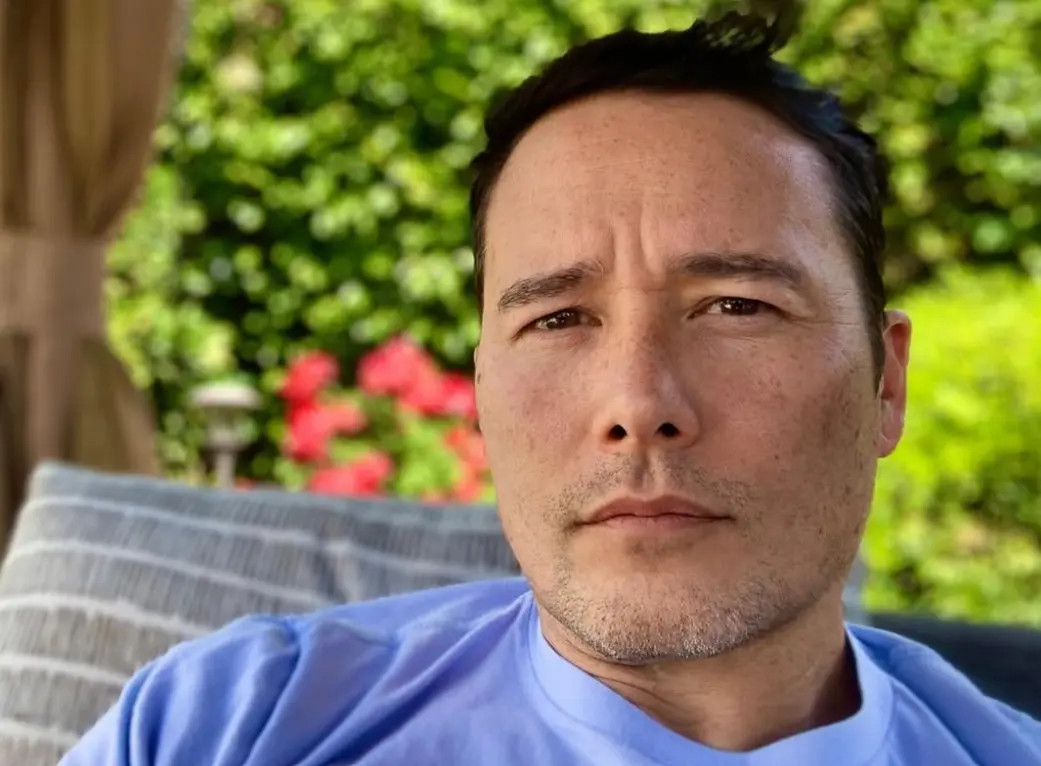 Actualmente, con 49 años, es reconocido por su labor como actor de voz en anime y videojuegos, en títulos como "Bleach" y "Naruto".