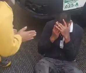 "¡Yo no fui!": presunto asaltante rompe en llanto tras ser golpeado por pasajeras en combi de Coacalco