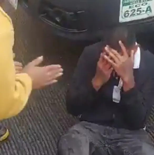 "¡Yo no fui!": presunto asaltante rompe en llanto tras ser golpeado por pasajeras en combi de Coacalco