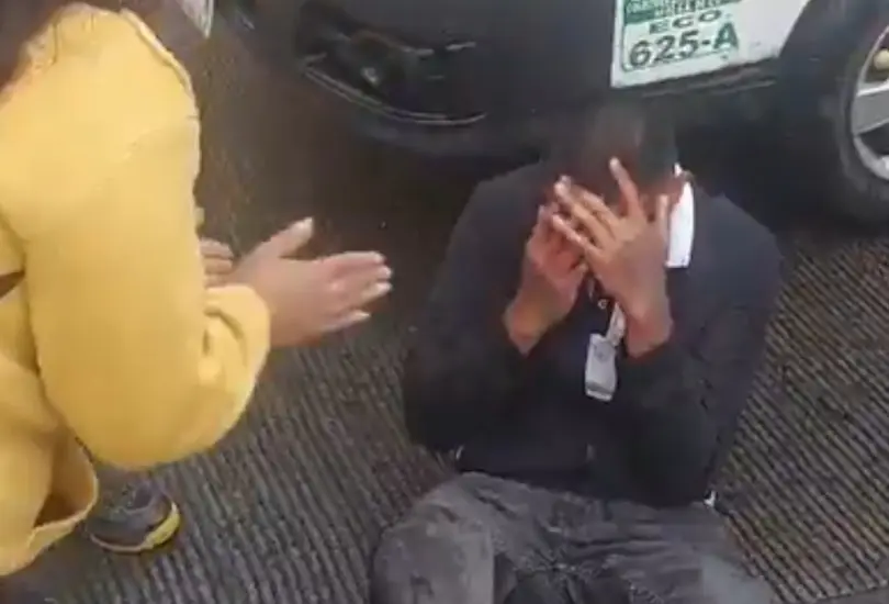 Asaltante llora ser golpeado por pasajeras en combi de Coacalco
