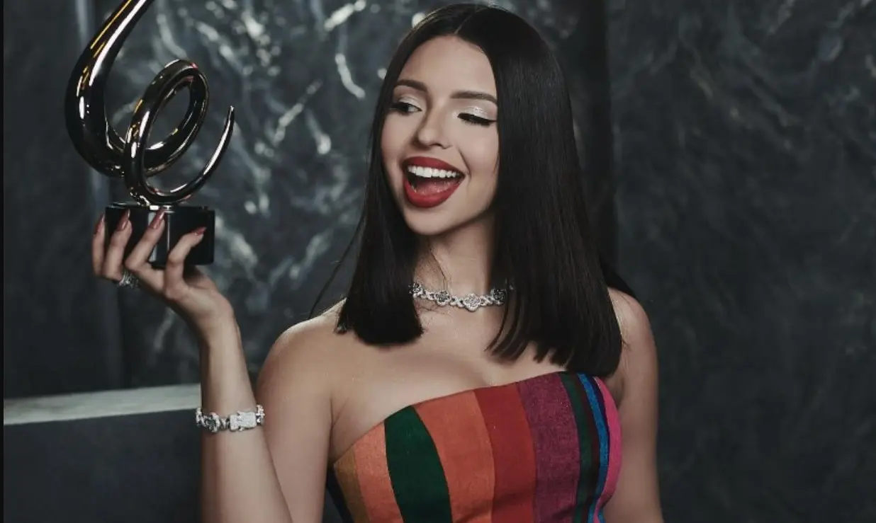 En 2022, generó comentarios encontrados al declarar en redes sociales que tenía un 25 % de sangre argentina.