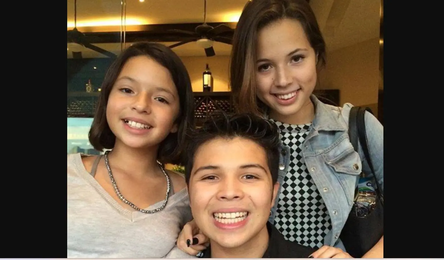 Heredera de una familia con gran tradición artística, creció expuesta a los medios de comunicación.