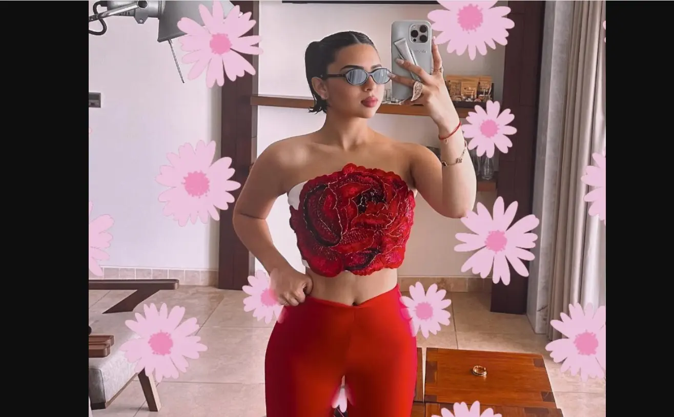 Ha experimentado cambios en su cabello y, según ha declarado, perdió 10 kilos en un mes por el estrés.