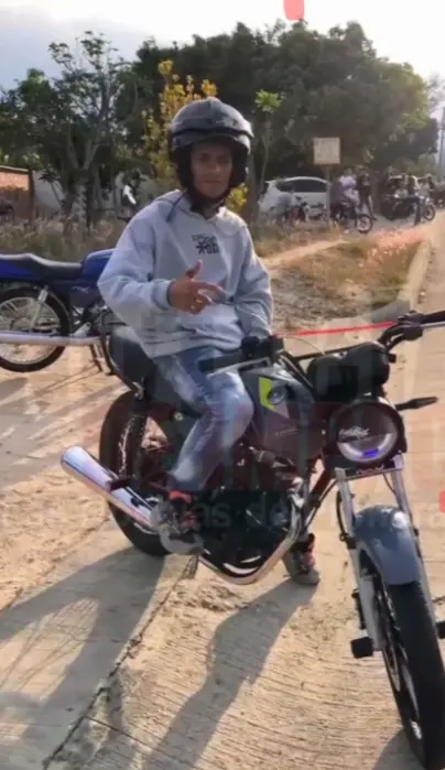 Larez Badía era conocido localmente como "Rapi Stunt" y acostumbraba a realizar maniobras peligrosas en motocicleta. X.