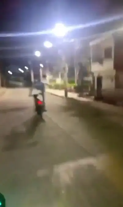 El video muestra que, tras la maniobra, la moto se levantó bruscamente de la parte trasera, impidiendo que el joven recuperara el control. Captura de pantalla.