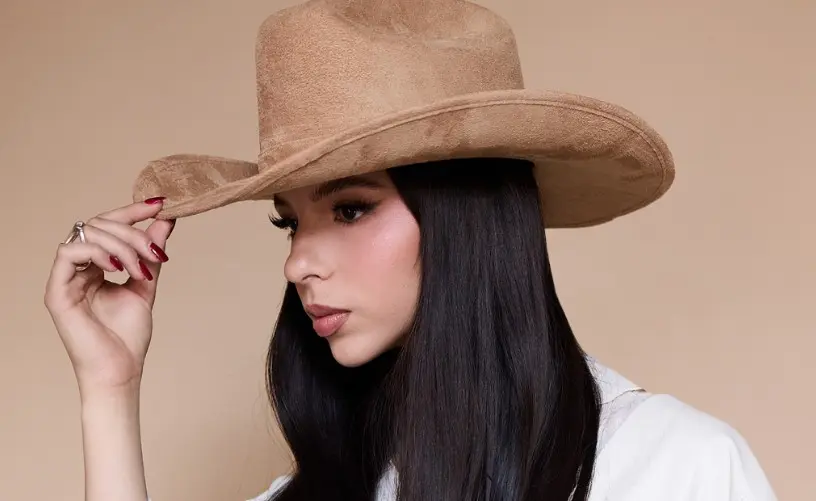 Ángela Aguilar se ha posicionado como una de las cantantes más controvertidas del regional mexicano por sus constantes polémicas.