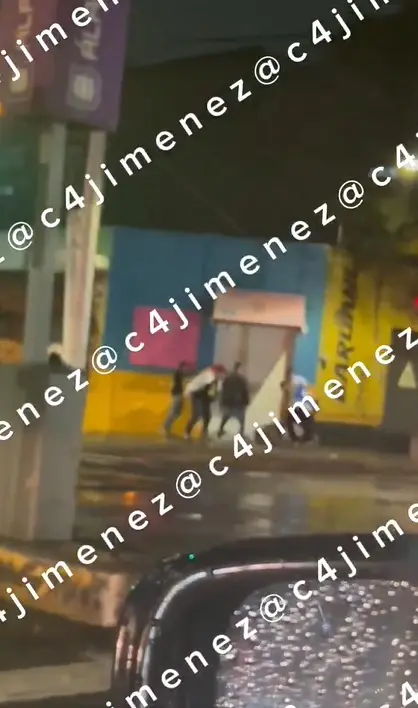 Bola de sujetos golpea a joven afuera del bar Gato Calavera Especial