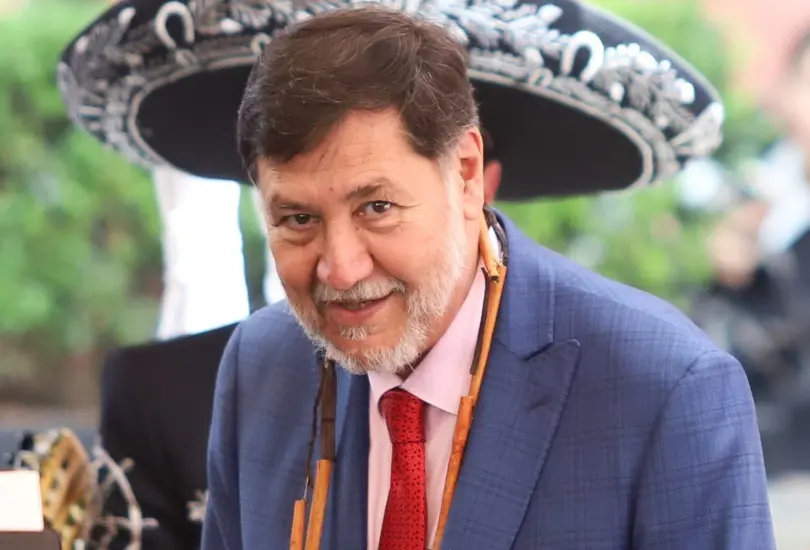 Tras concluir la ceremonia oficial, el legislador salió a la plaza para encontrarse con sus seguidores, donde lo esperaban mariachis de la Secretaría de Marina.