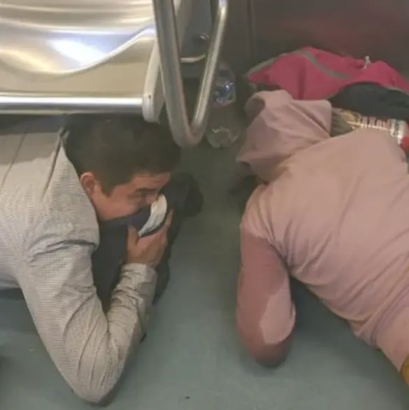 Así se vivieron las horas de caos en el Metro L2: Humo, usuarios pecho tierra y desalojo por las vías