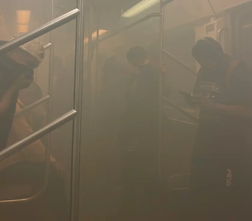 El tren se llenó de humo tras el cortocircuito. X.