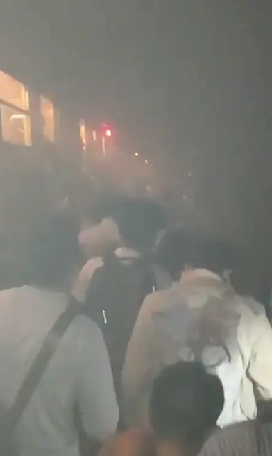 Usuarios tuvieron que desalojar el tren por las vías. Captura de pantalla.