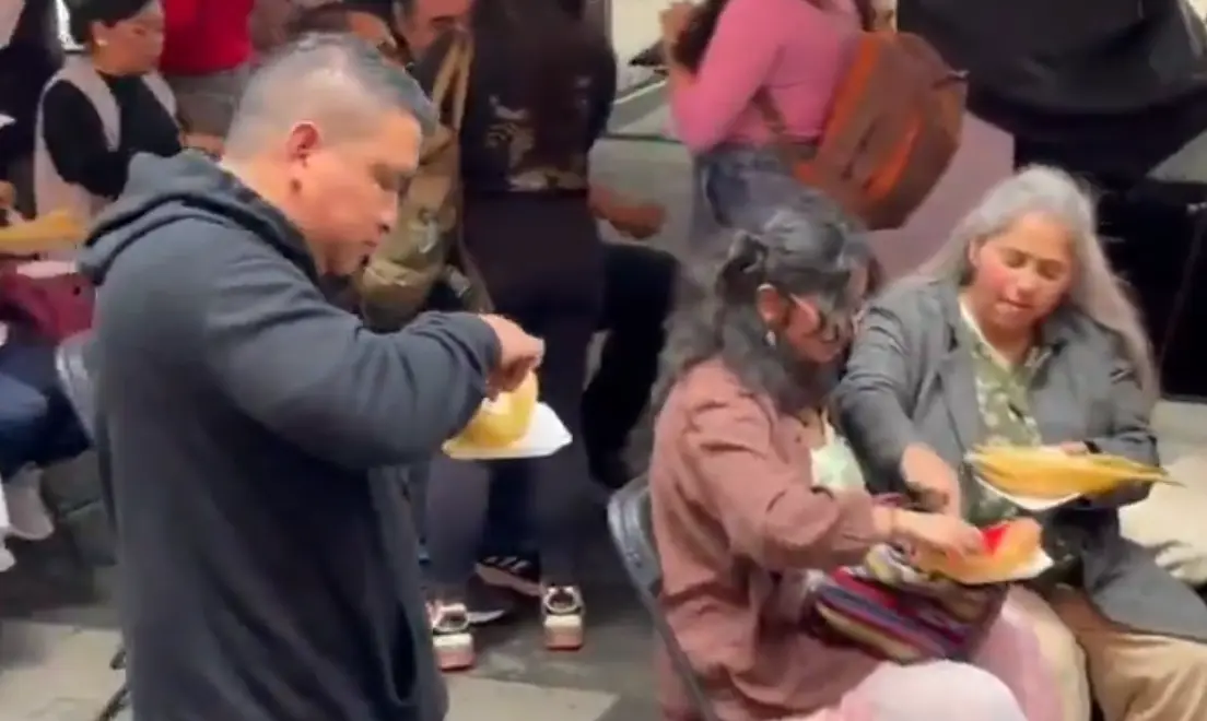Entre abrazos, fotos y firmas de libros, Noroña convivió por casi una hora con simpatizantes. Captura de pantalla.