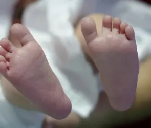 Investigan la muerte de un recién nacido; su madre sería una adolescente de 13 años