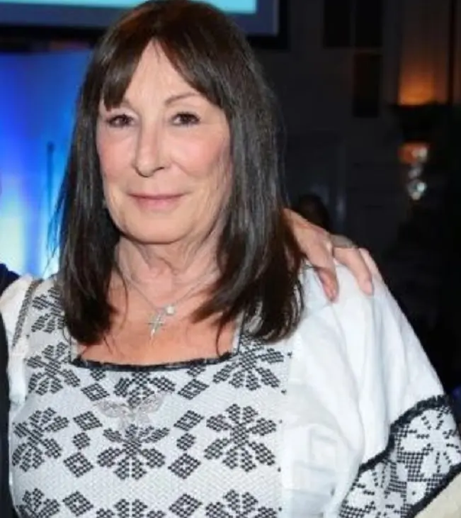 Ahora tiene 74 años, ha trabajado en películas como 'La crónica francesa' y 'John Wick: Capítulo 3'.