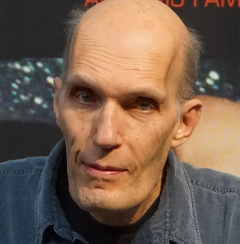 Ahora tiene 77 años, ha trabajado en películas como 'Doctor Sueño' y 'El juego de Gerald'.<br>