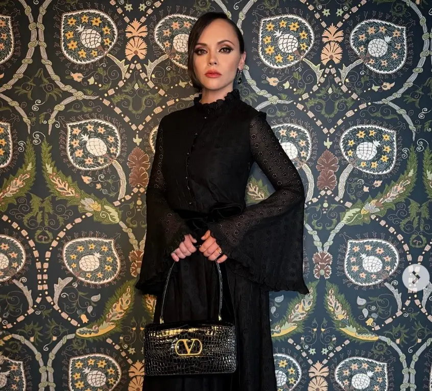 Ahora tiene 45 años y tiene dos hijos. Ha trabajado en películas como 'Matrix Resurrections' y 'Percy', y fue parte de la serie 'Merlina' de Netflix.