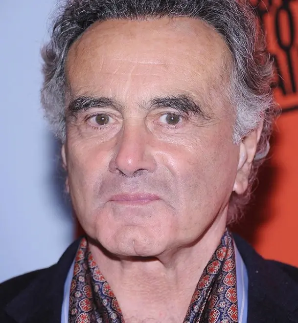 Ahora tiene 85 años y ha participado en series como 'Blue Bloods' y 'Gotham'.