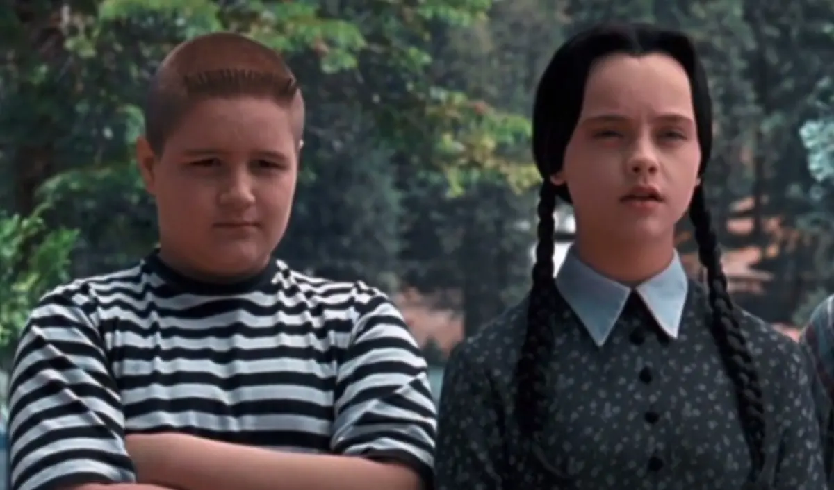 'Los locos Addams' son de los personajes más queridos de la televisión y en 1991 se llevó al cine una de las adaptaciones más exitosas. La trama sigue a una mujer que intenta quedarse con la fortuna de la familia Addams haciéndoles creer que su hijo es el Tío Lucas. ¿Qué fue del elenco de la película?