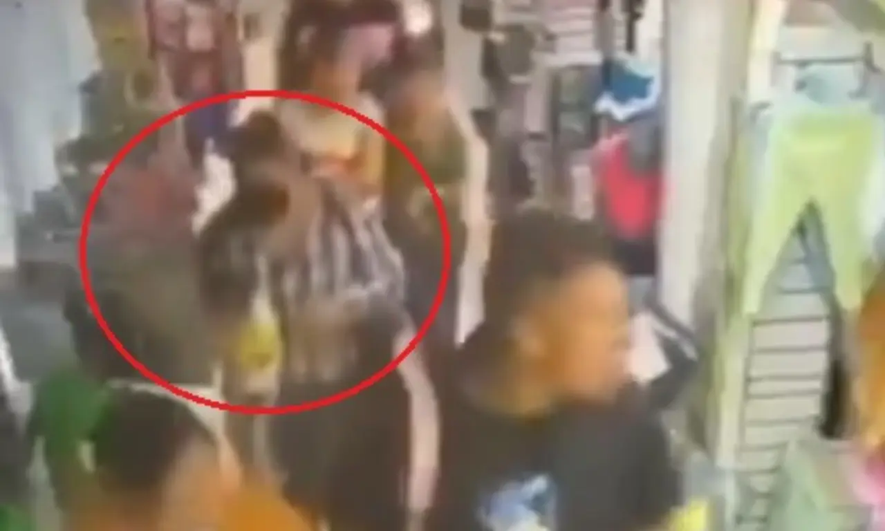  El incidente ocurrió el sábado 16 de agosto, cuando una comerciante local se encontraba en su puesto junto a su hijo pequeño. 