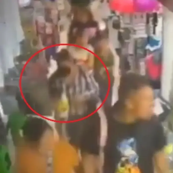 Momento exacto en que mujer se roba a un bebé en el Mercado del Molinito en Naucalpan