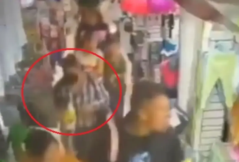 El incidente ocurrió el sábado 16 de agosto, cuando una comerciante local se encontraba en su puesto junto a su hijo pequeño.