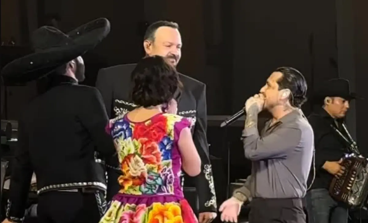  Pepe Aguilar con su familia 