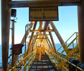 Pemex denuncia robo de equipo en plataforma petrolera de Campeche; asalto provocó crisis nerviosas
