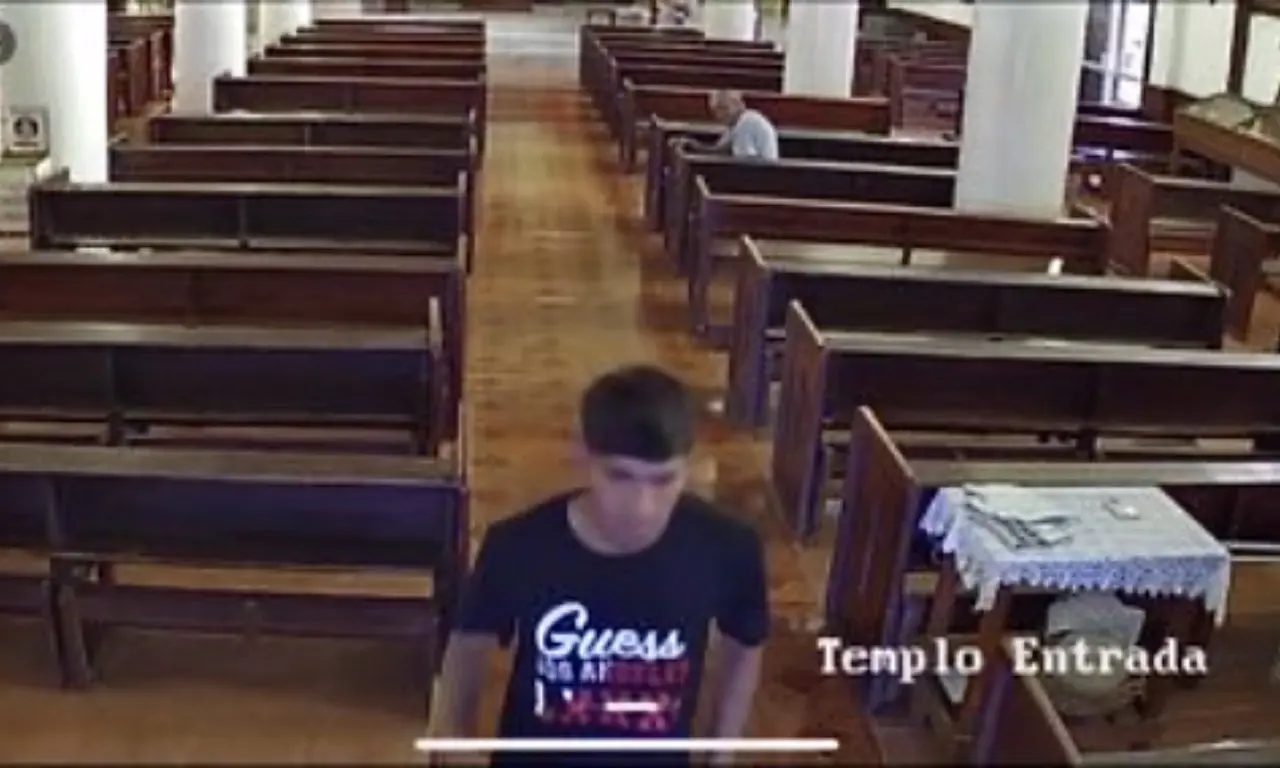  Joven roba celular a un abuelito dormido dentro de iglesia en Monterrey 