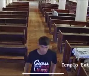 Joven roba celular a un abuelito dormido dentro de iglesia en Monterrey