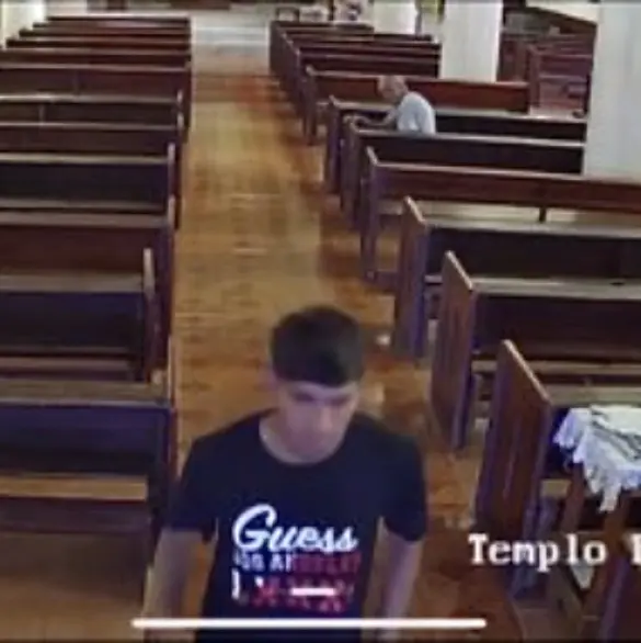 Joven roba celular a un abuelito dormido dentro de iglesia en Monterrey