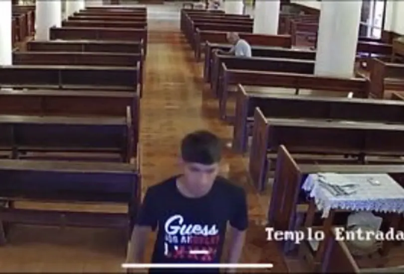 Joven roba celular a un abuelito dormido dentro de iglesia en Monterrey