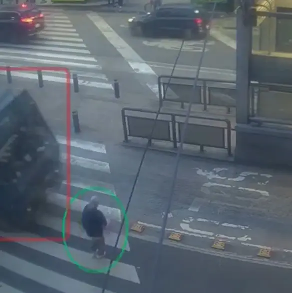VIDEO: Conductor atropella a abuelita en la Roma Sur y huye del lugar