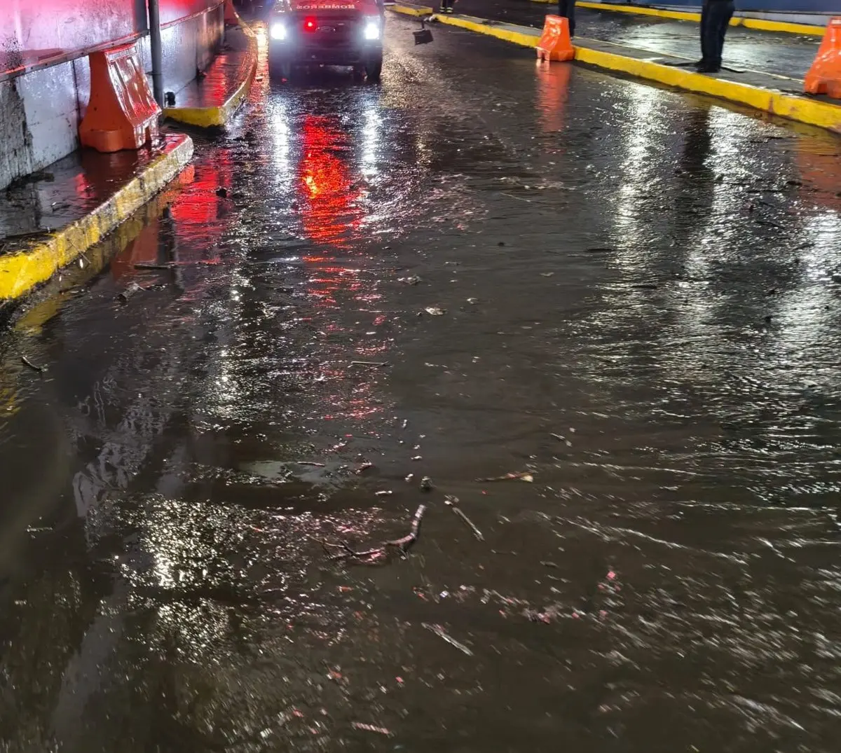 Las inundaciones de la madrugada. X: @Bomberos_CDMX.